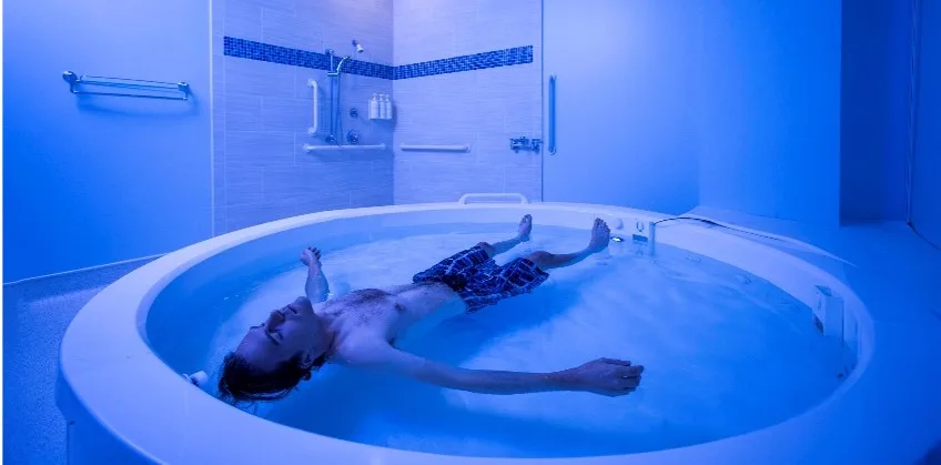 Bể float mở dùng trong nghiên cứu lo âu tại Viện Laureate (Mỹ) – open float pool used in Laureate Institute anxiety research