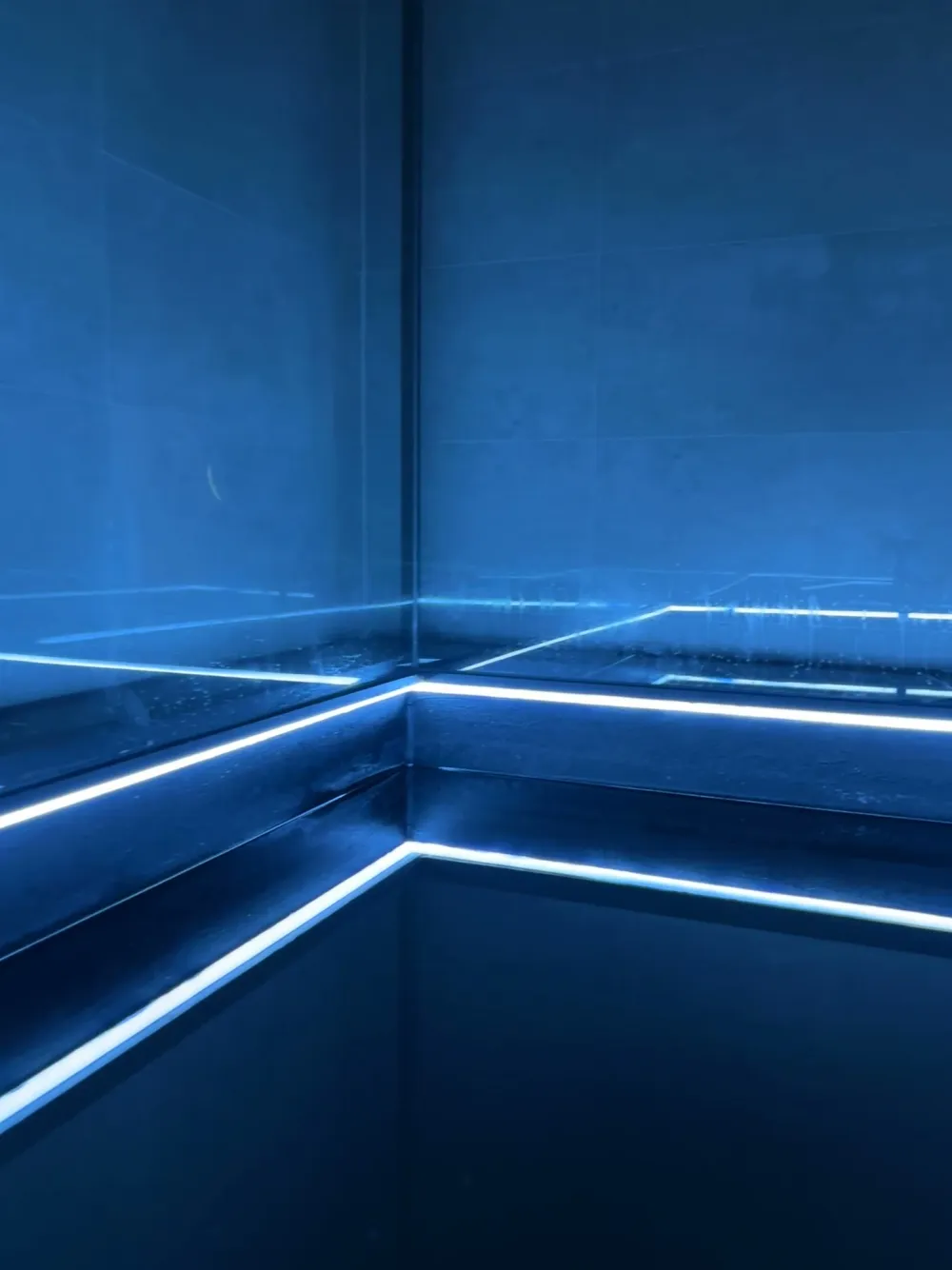Bể float trống với viền đèn LED tại Ōmni Space – An empty float pool with LED edge lighting at Ōmni Space