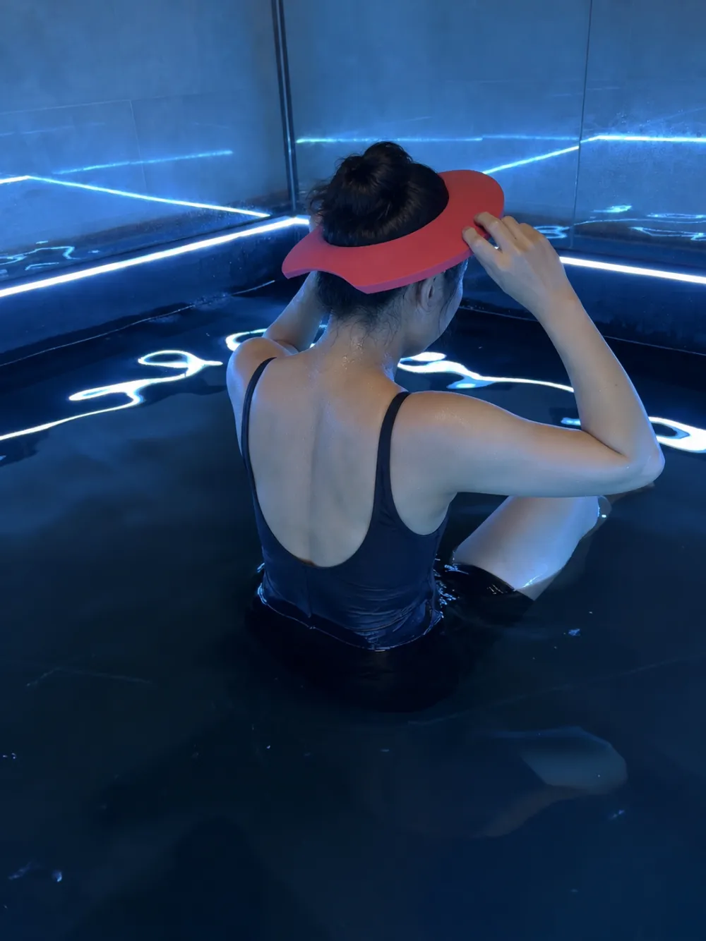 Bước vào bể float với gối đỡ cổ Halo – Stepping into the float pool with a Halo neck pillow