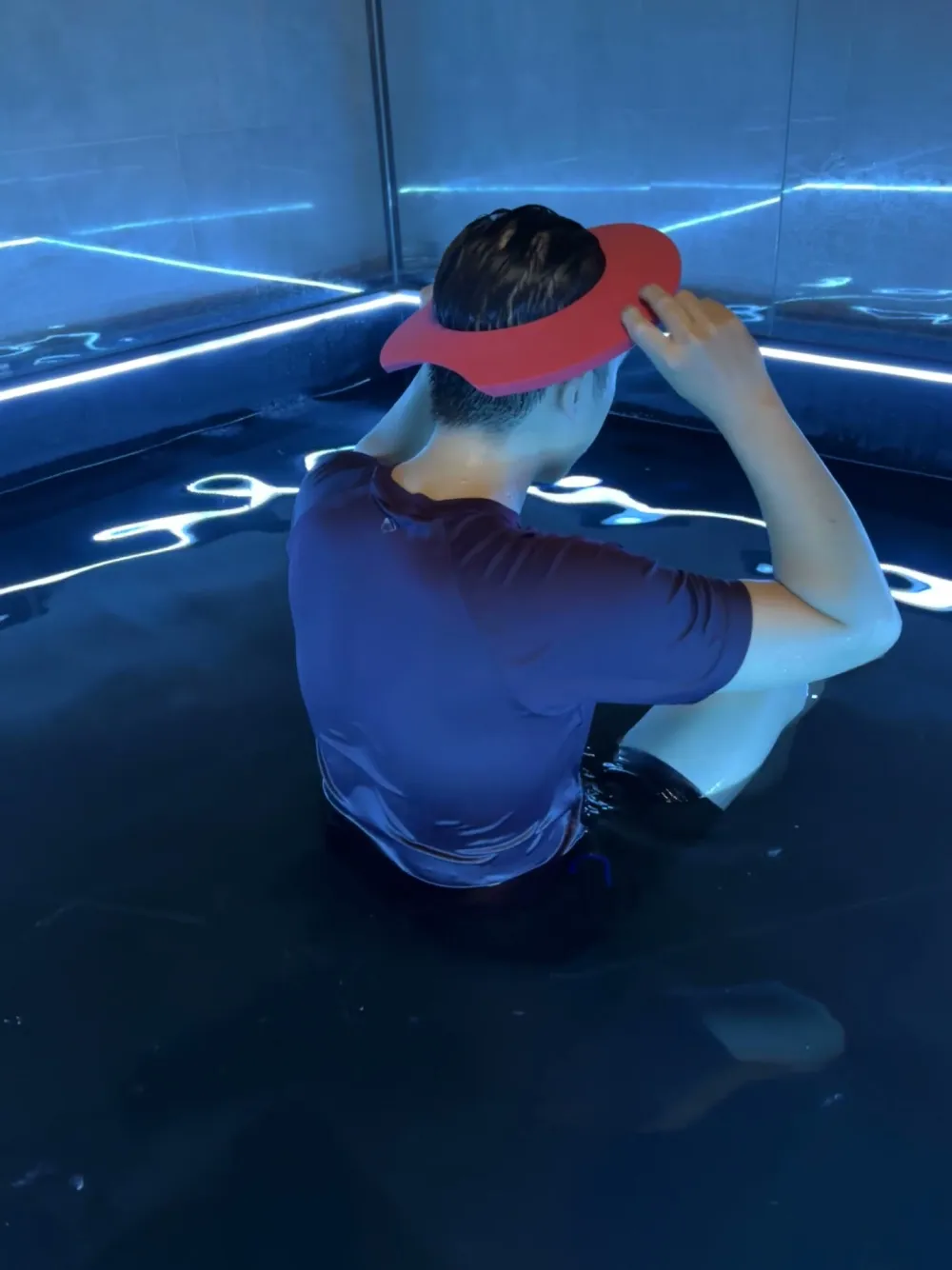 Bước vào bể float với gối đỡ cổ Halo – Stepping into the float pool with a Halo neck pillow