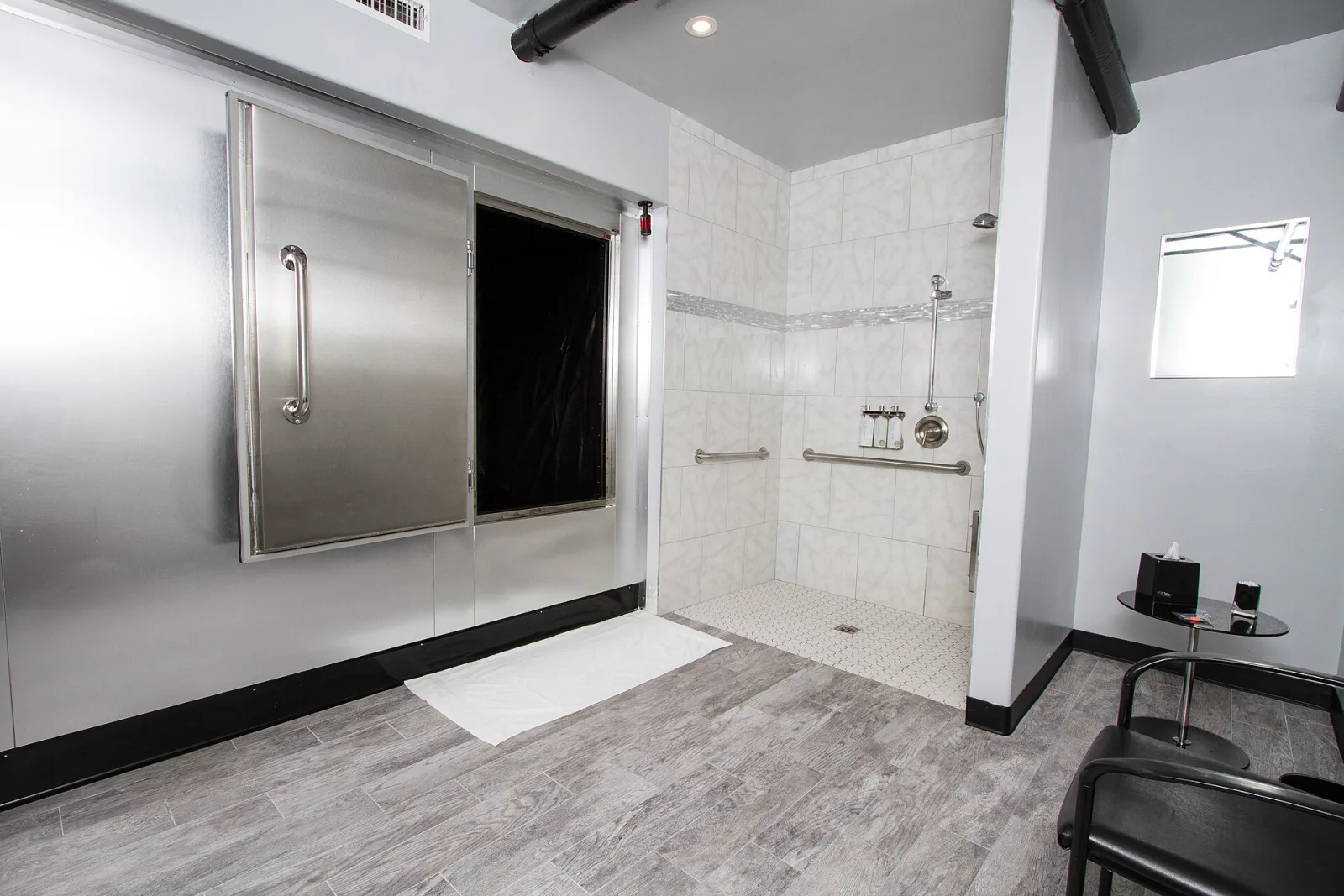 Buồng float đi vào được (cabin) với cửa thép tại Float Lab, Los Angeles – a walk-in float chamber, Los Angeles
