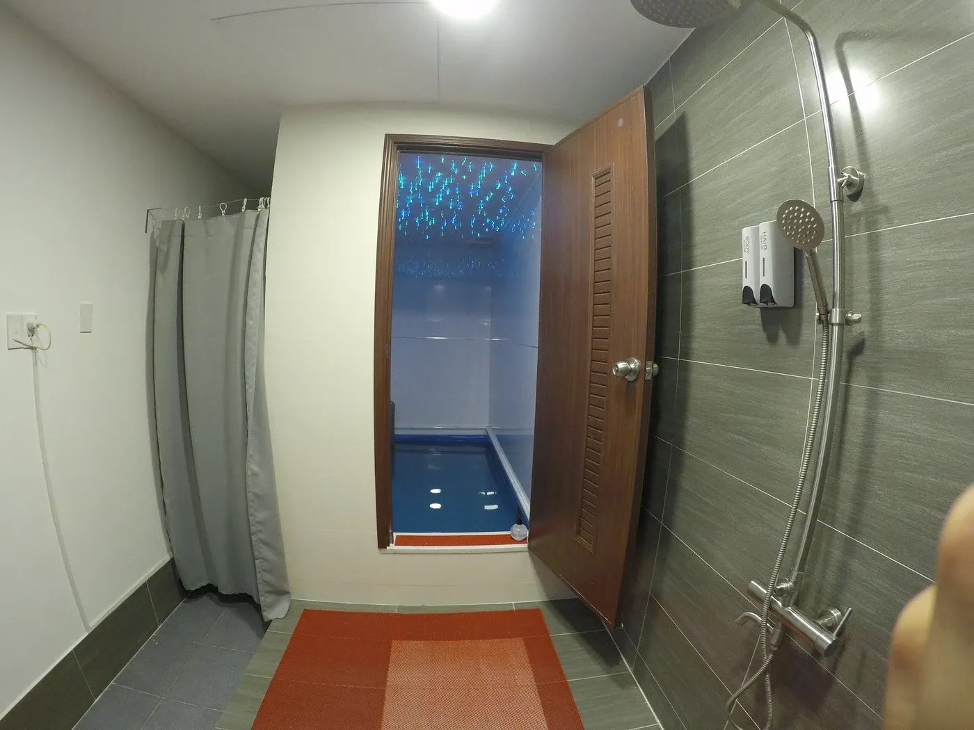 Cabin float kín kiểu Ocean Float Room tại Float Saigon, cửa mở – Float Saigon enclosed float cabin