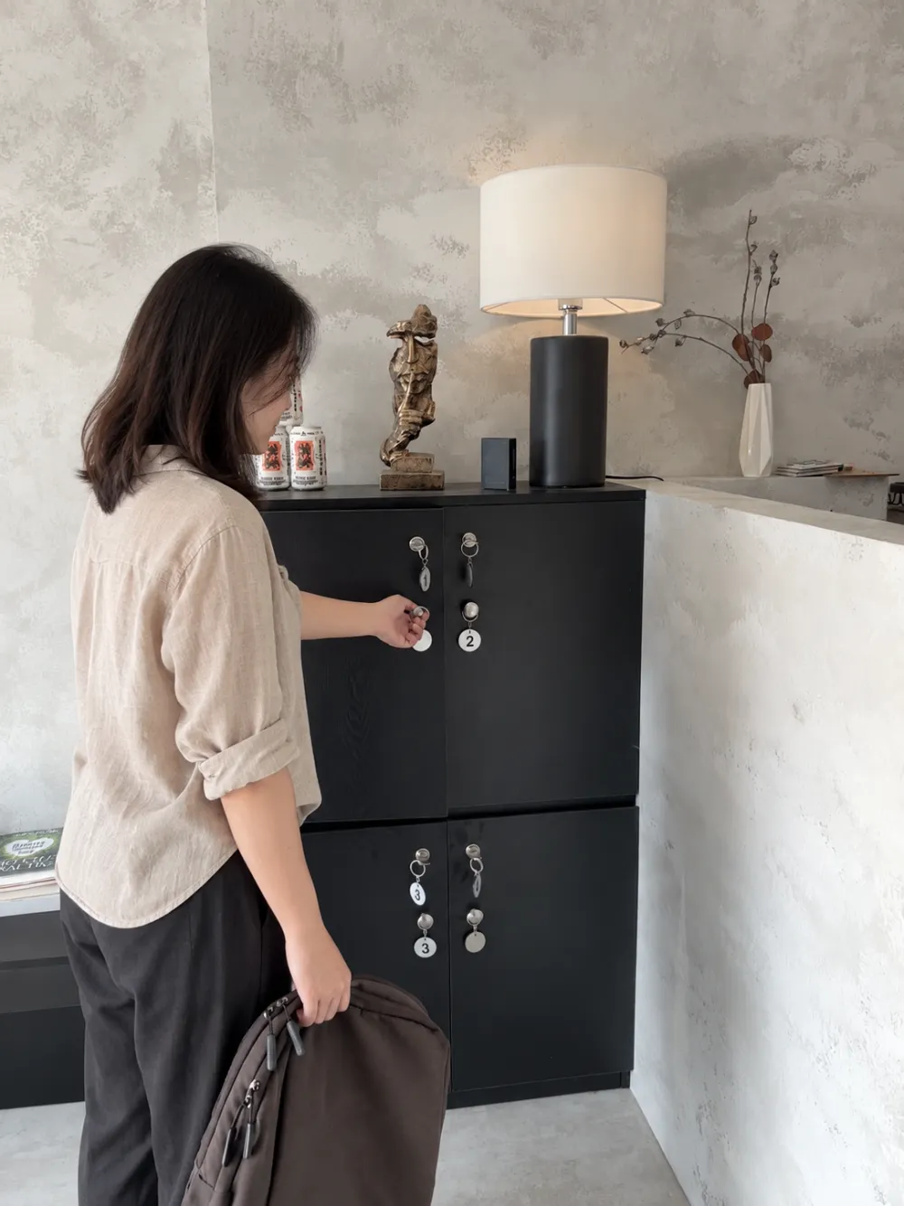 Cất đồ vào tủ cá nhân trước buổi float – Storing belongings in a personal locker