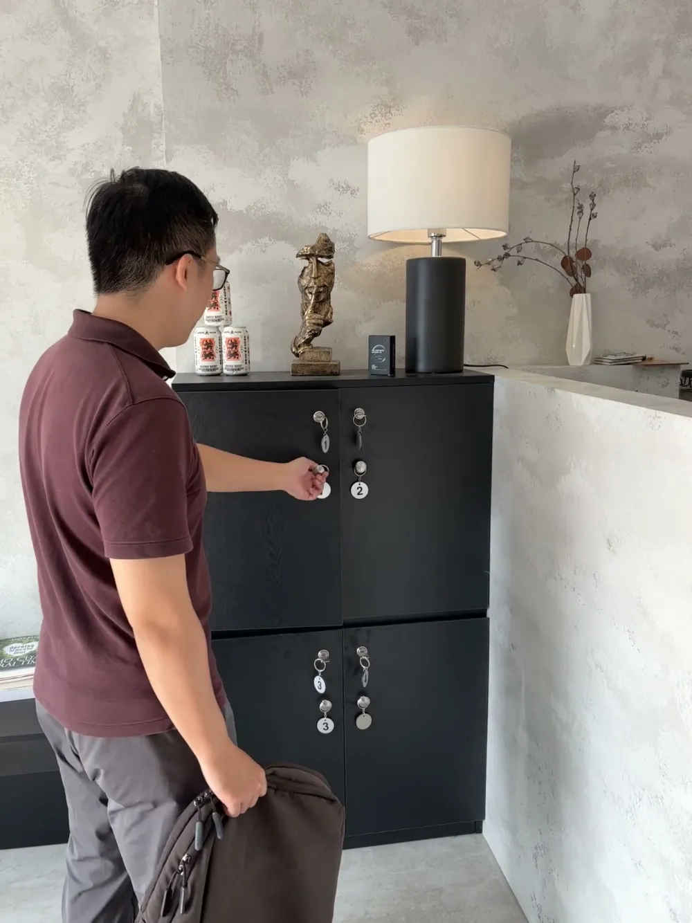 Cất đồ vào tủ cá nhân trước buổi float – Storing belongings in a personal locker