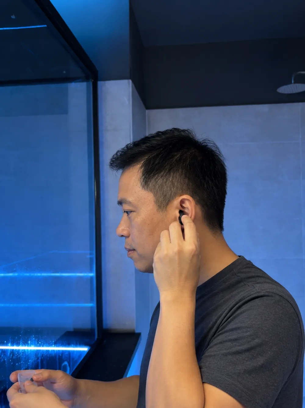 Đeo nút tai trước khi vào bể float – Putting in earplugs before entering the pool