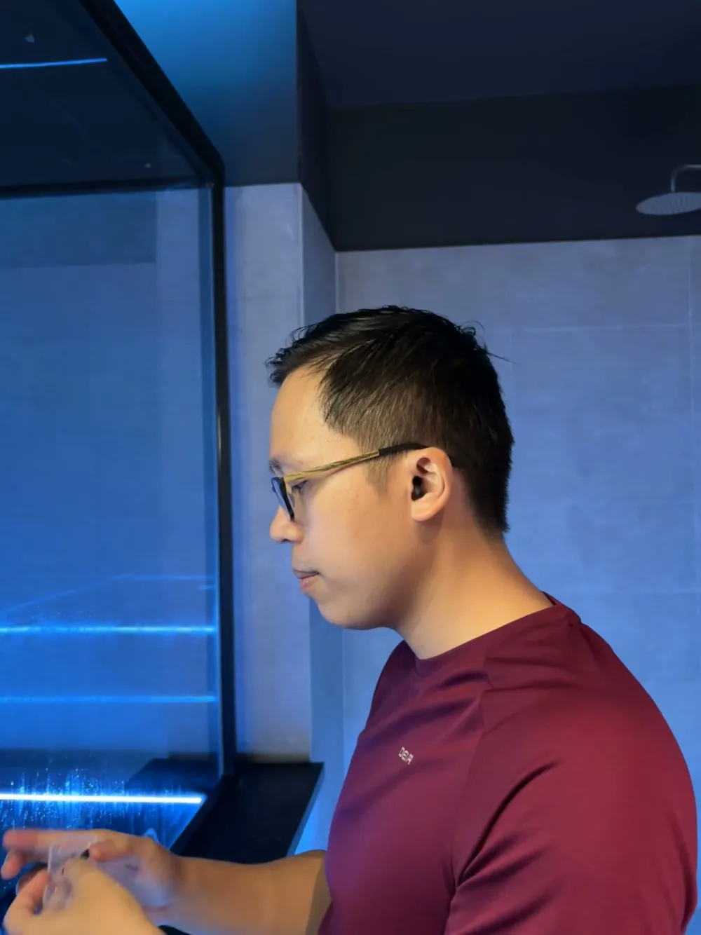 Đeo nút tai trước khi vào bể float – Putting in earplugs before entering the pool
