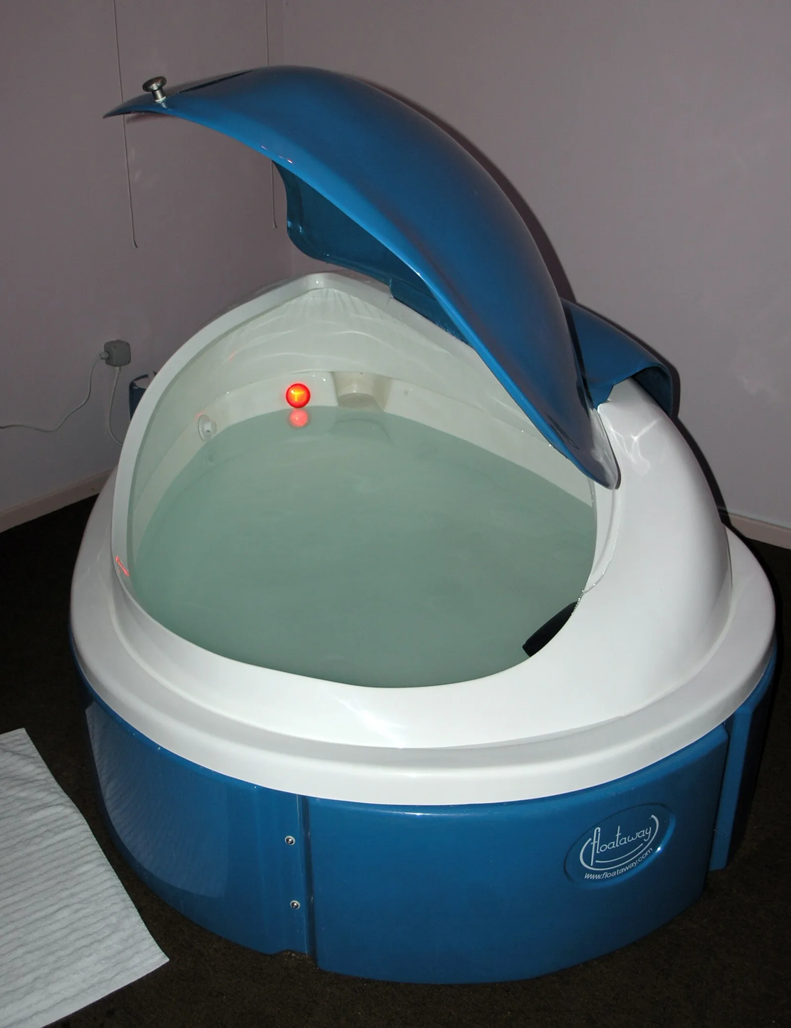 Bể float dạng pod đời cũ tại Derry, Bắc Ireland – an older-style float pod in Derry, Northern Ireland