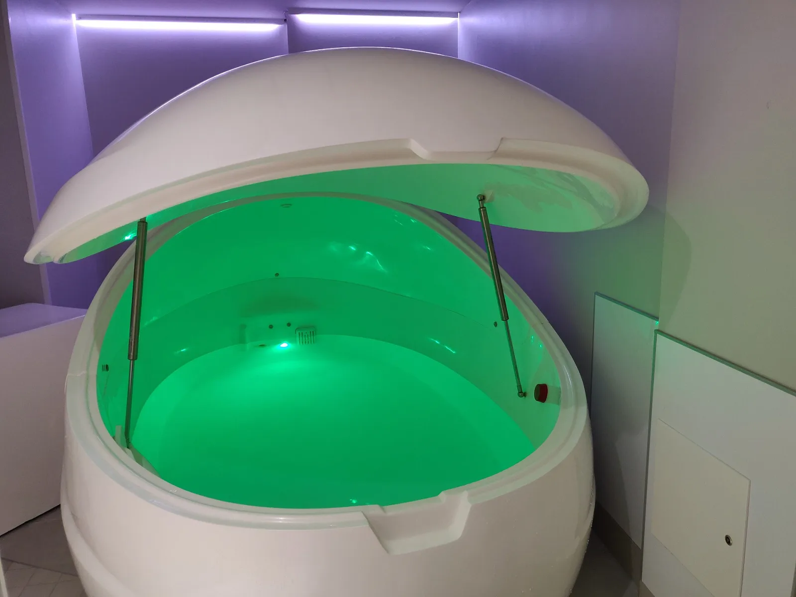 Float pod mở nắp với ánh sáng xanh tại Helsinki – a float pod with its lid open, Helsinki