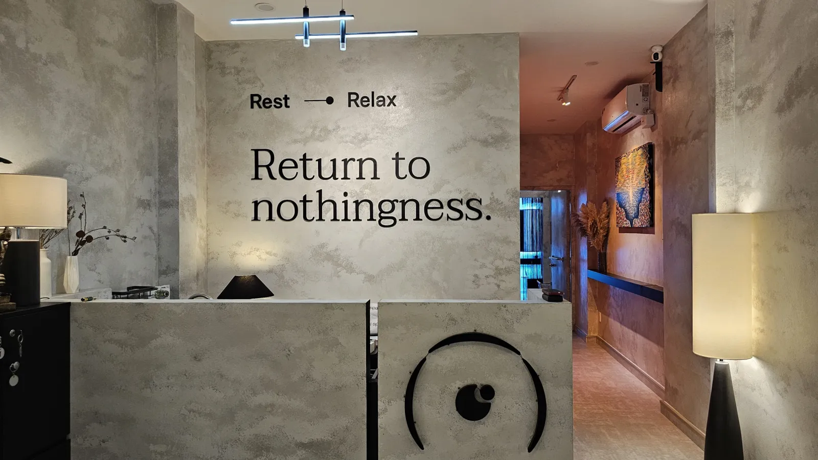 Quầy lễ tân Ōmni Space với dòng chữ Return to nothingness – float therapy FAQ