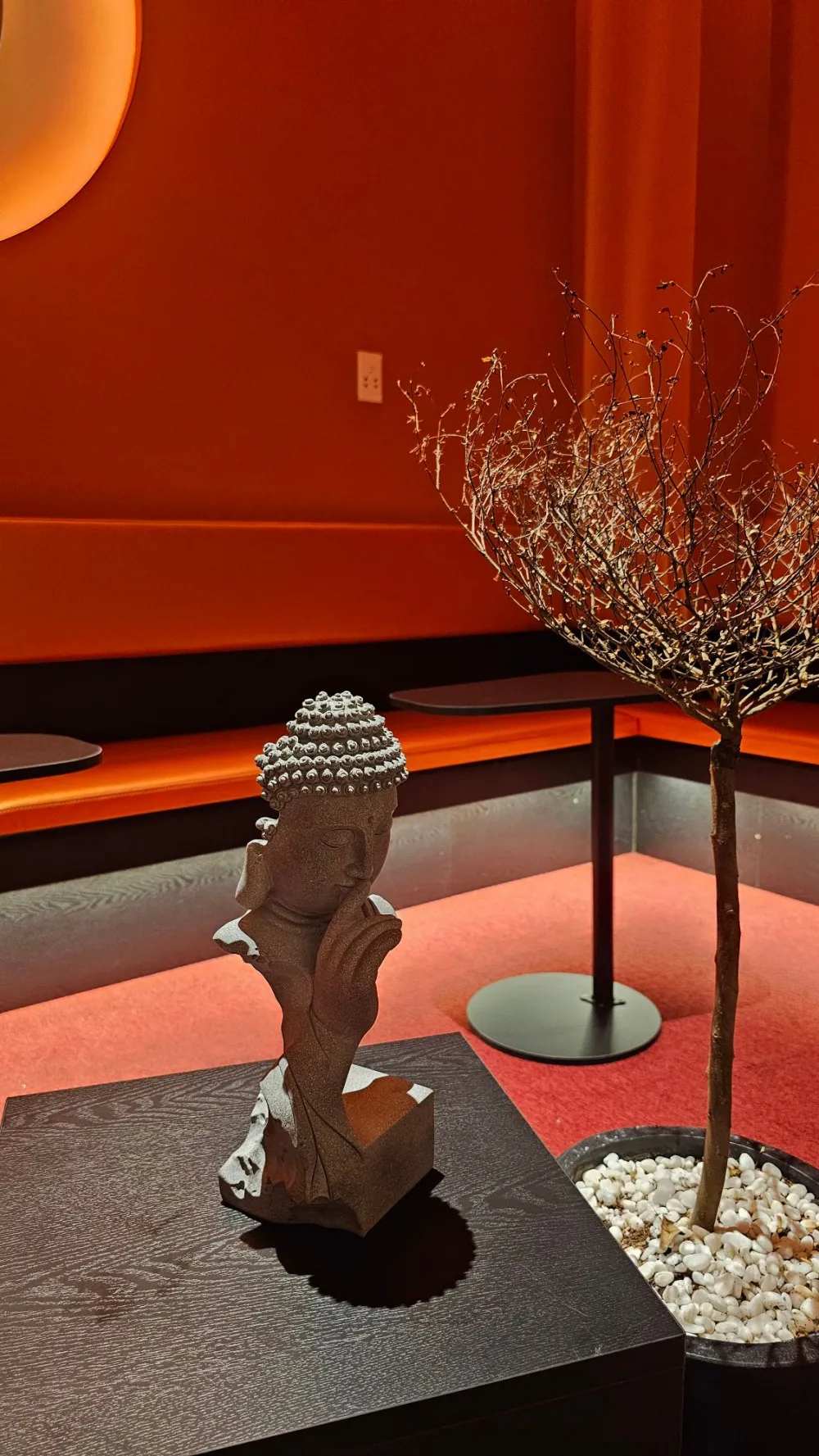 Góc tĩnh lặng trong lounge Ōmni Space – A quiet corner of the Ōmni Space lounge
