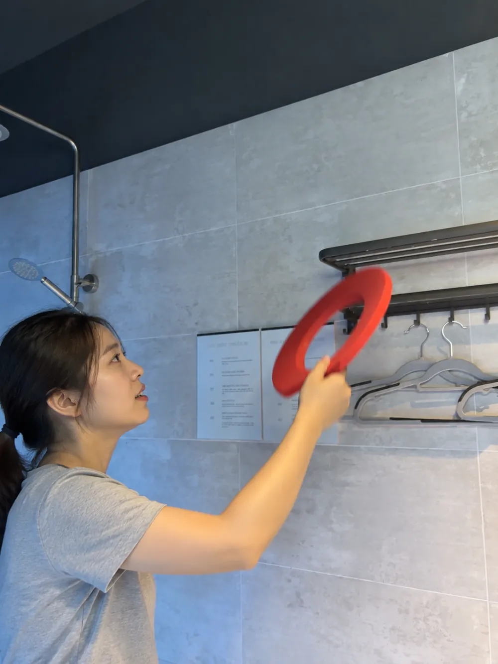 Gối đỡ cổ Halo dùng khi Thiền Nổi – The Halo neck pillow used while floating