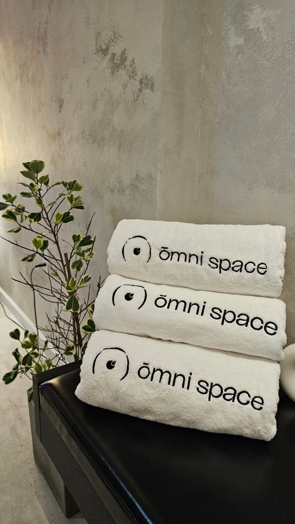 Khăn tắm được chuẩn bị sẵn cho khách tại Ōmni Space – Fresh towels prepared for guests at Ōmni Space