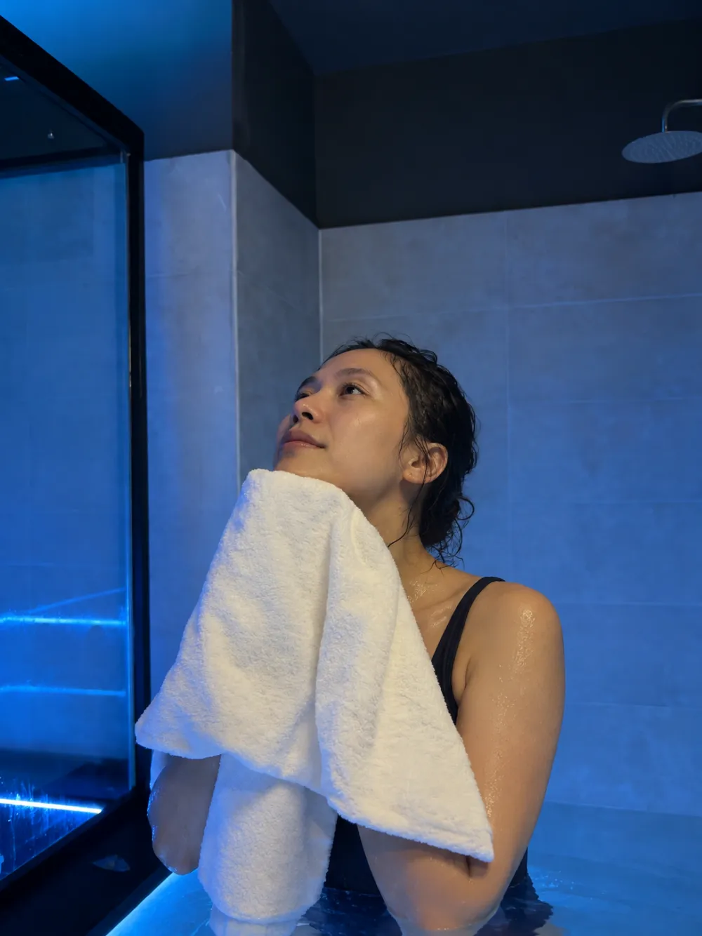 Lau khô mặt bằng khăn trước khi nằm xuống – Drying the face with a towel before lying back