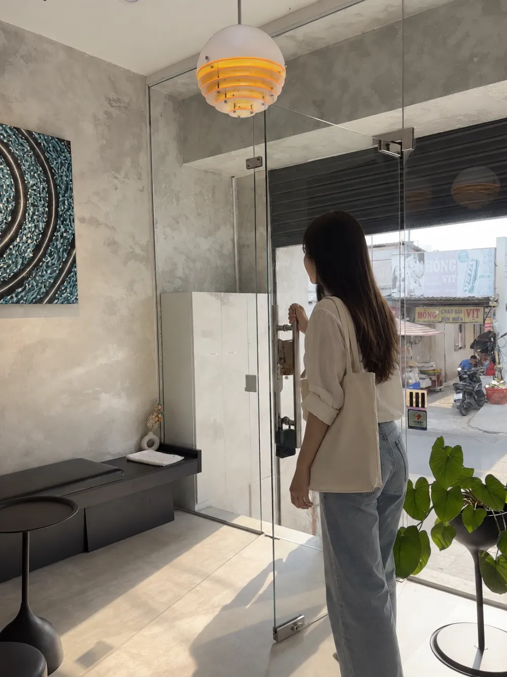 Lối vào Ōmni Space ở Thảo Điền – The entrance of Ōmni Space in Thao Dien