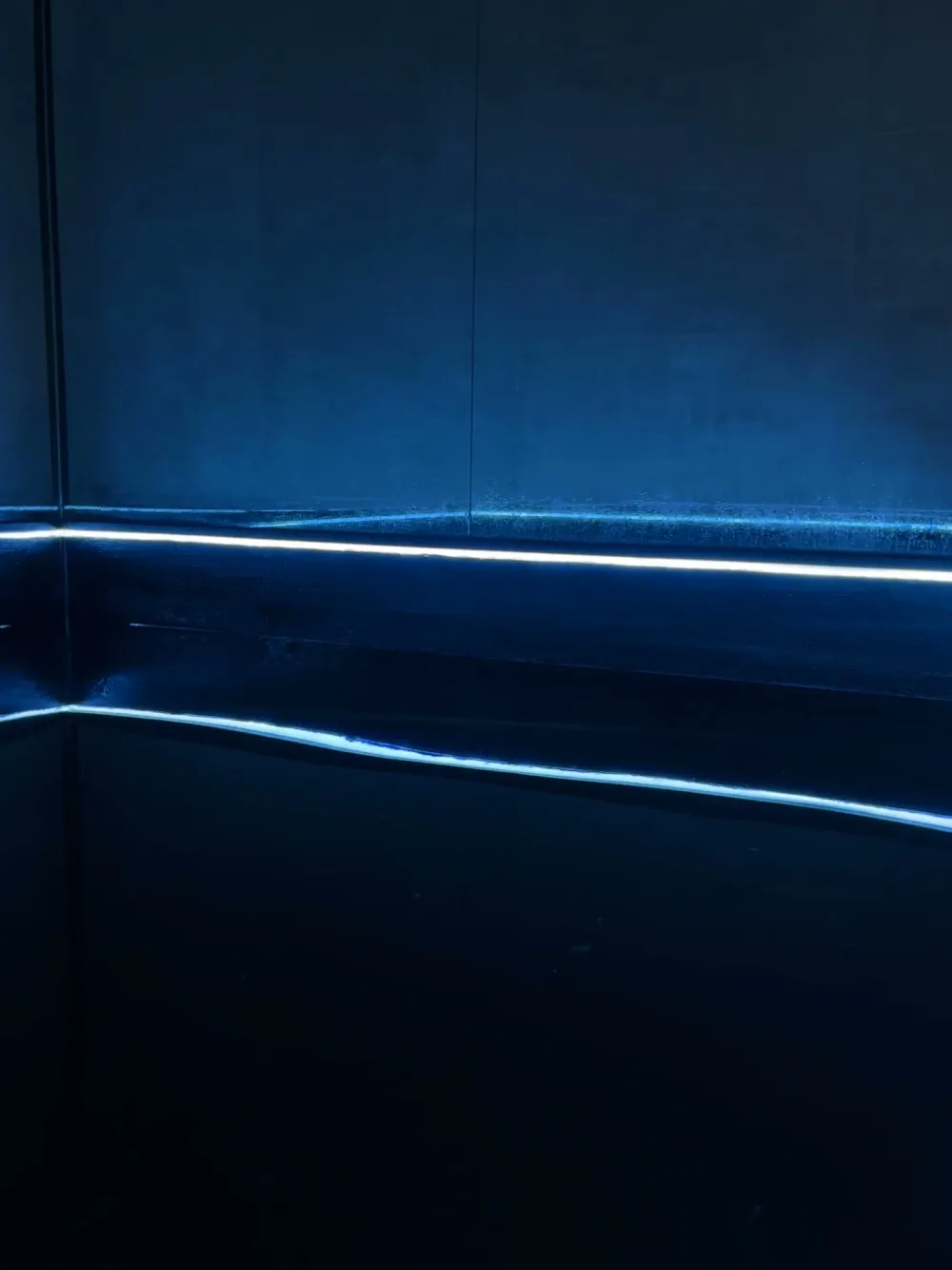 Mặt nước tĩnh trong bể float tối – Still water in a darkened float pool