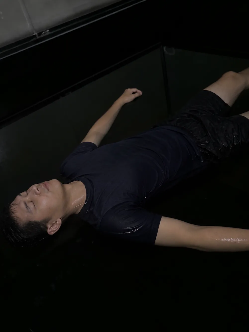 Nằm nổi trong phòng float tối – Floating in the darkened float room