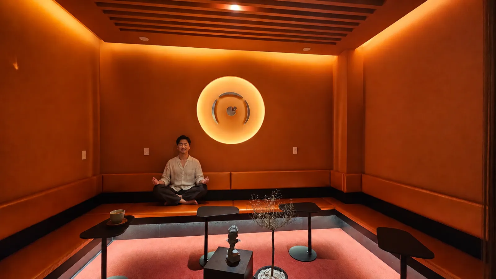Ngồi thiền, hít thở chậm ở lounge trước buổi Thiền Nổi – breathing quietly in the lounge before a float