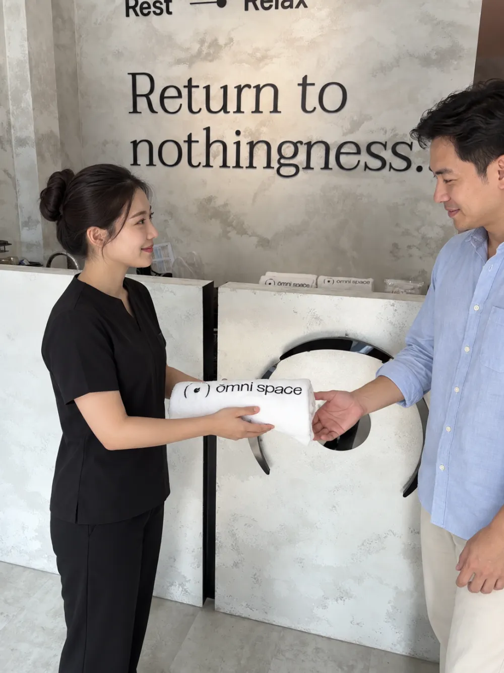 Nhận khăn tại quầy lễ tân trước buổi float – Receiving towels at reception before a float