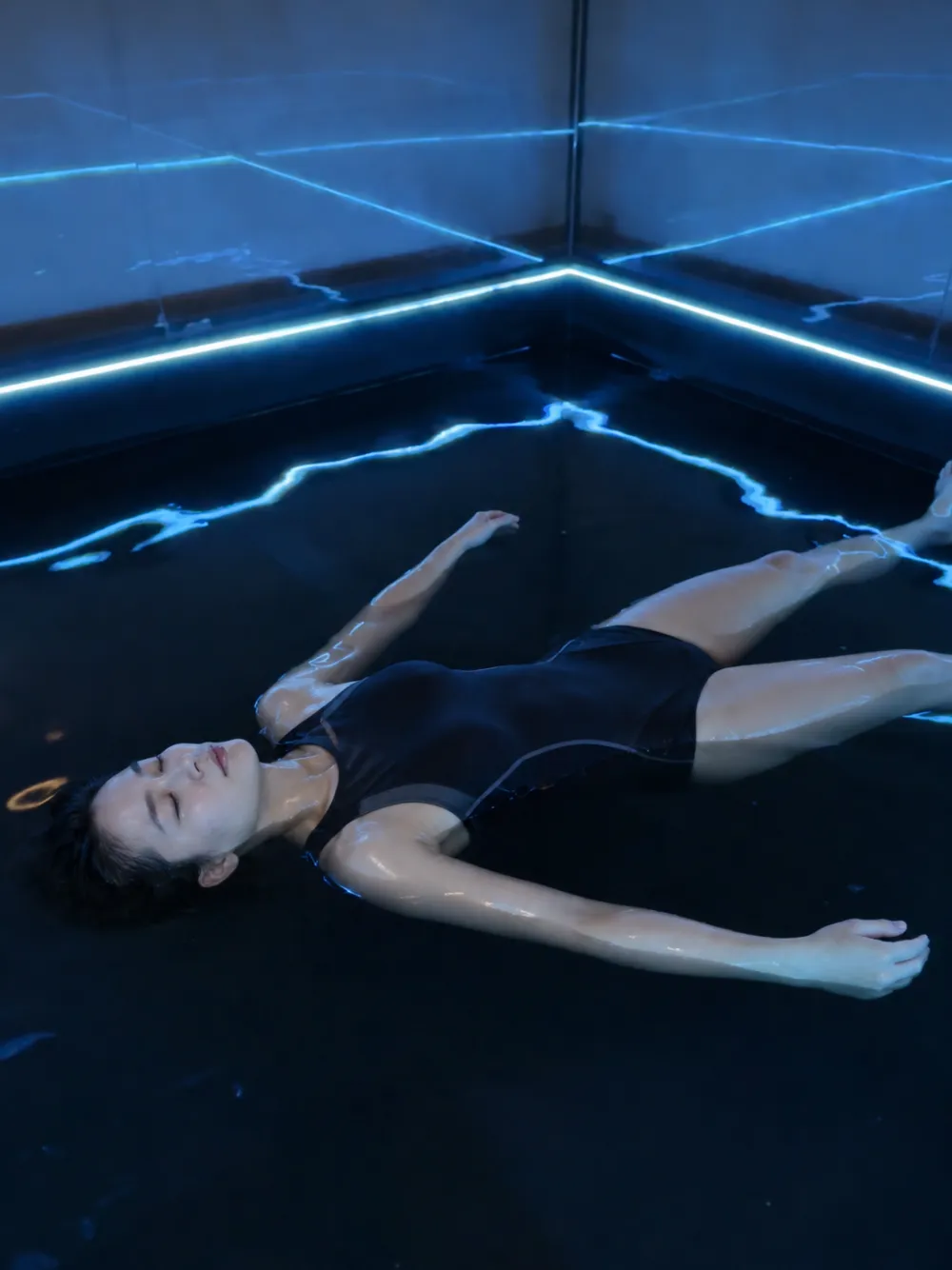 Nổi thả lỏng trong bể dưới ánh đèn xanh dịu – Floating relaxed under soft blue light