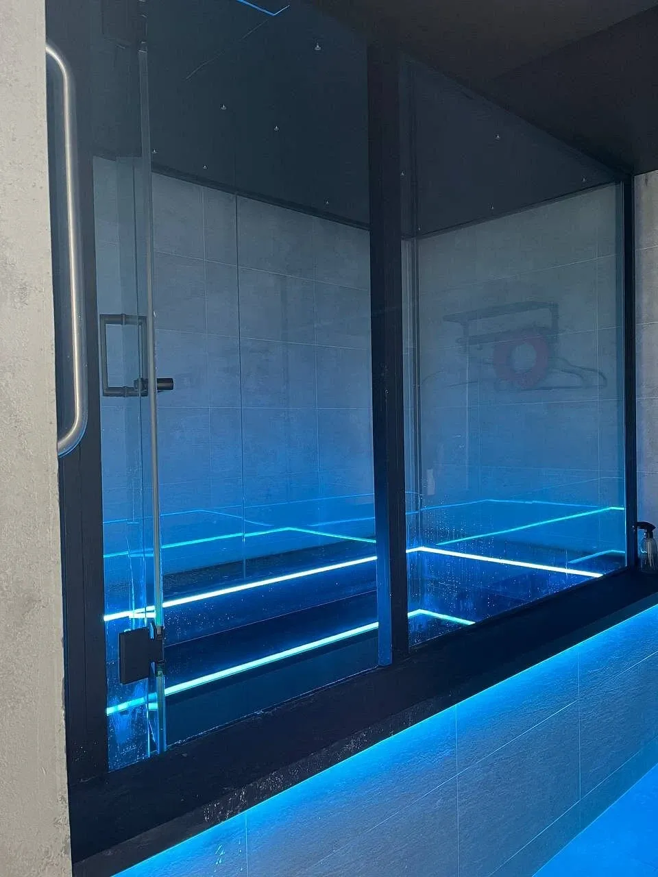 Phòng float bể mở sau cửa kính cách âm tại Ōmni Space – Ōmni Space glass float room