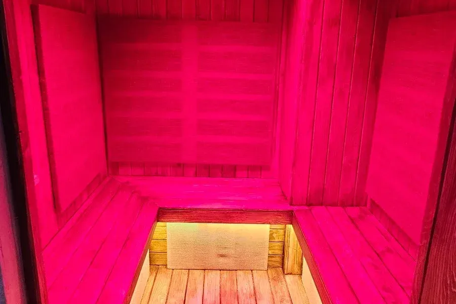 Phòng xông hồng ngoại đèn đỏ tại Ōmni Space – the infrared red-light sauna at Ōmni Space