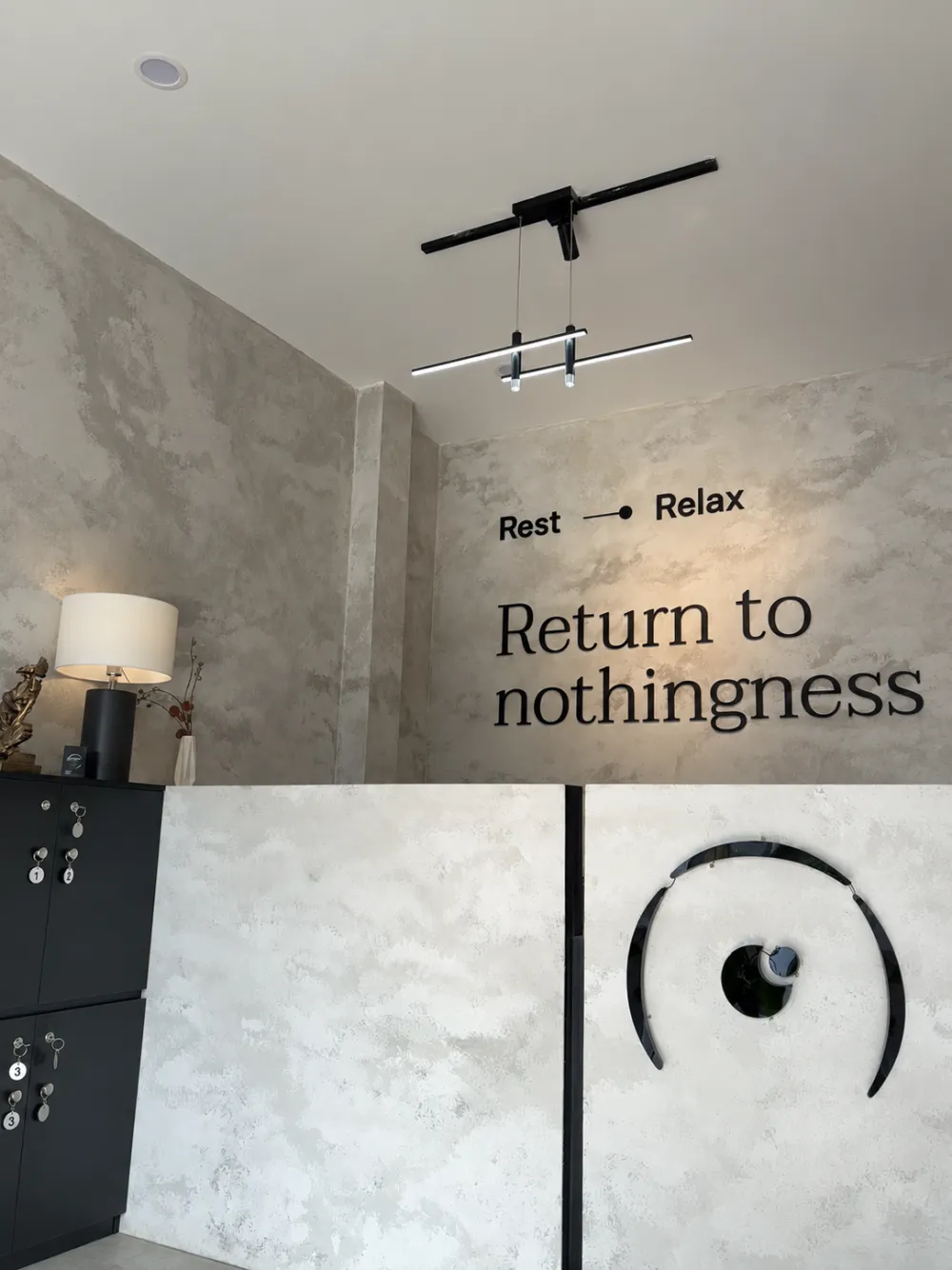 Quầy lễ tân Ōmni Space – The Ōmni Space reception
