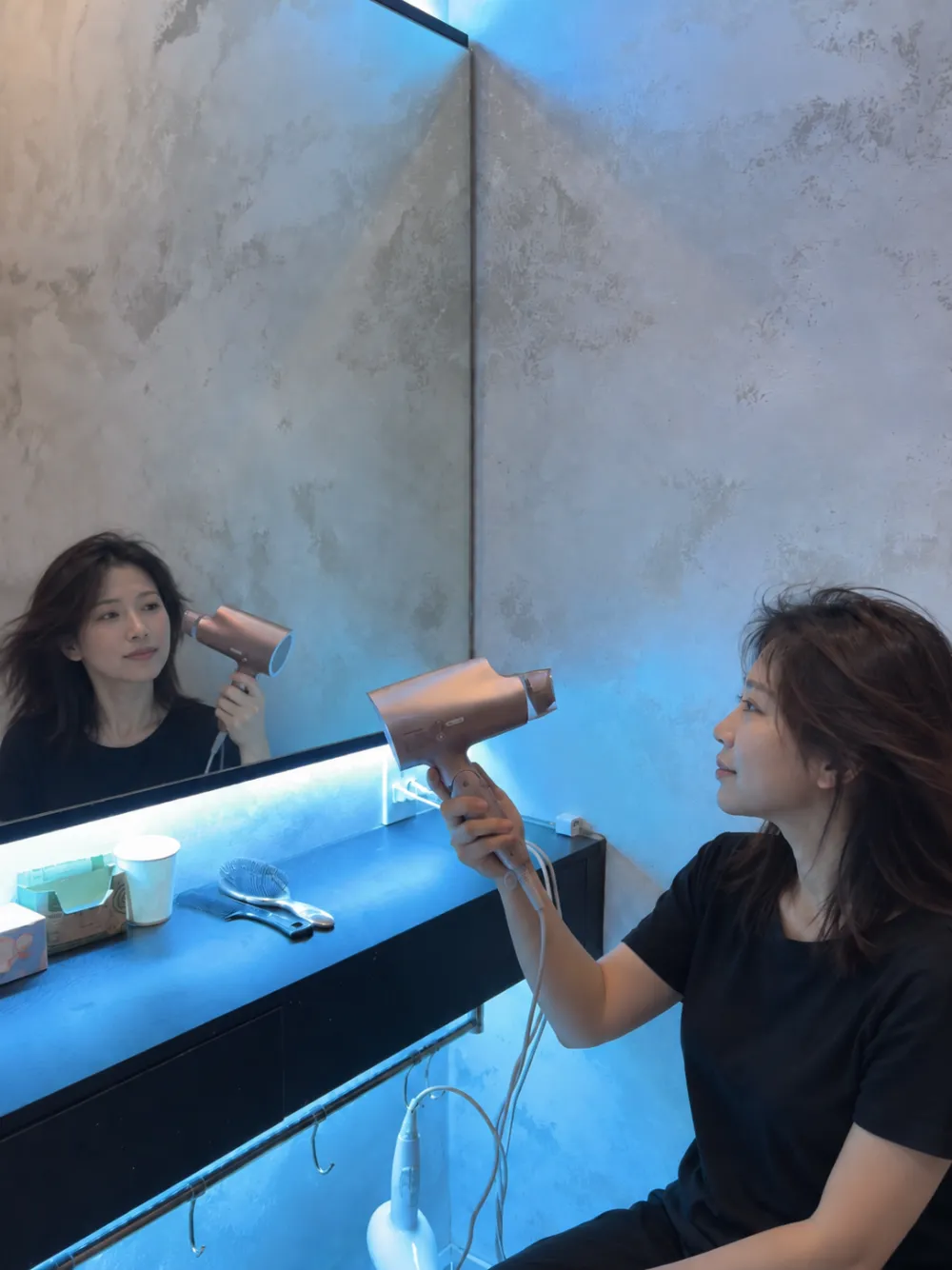 Sấy tóc ở khu chuẩn bị sau buổi float – Drying hair in the vanity area after a float