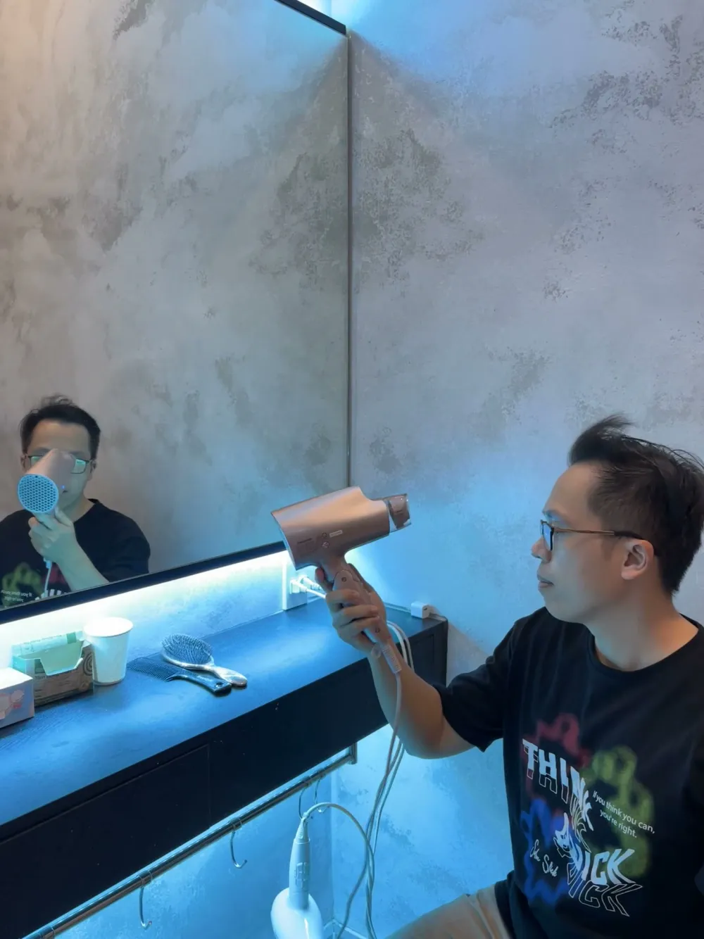 Sấy tóc ở khu chuẩn bị sau buổi float – Drying hair in the vanity area after a float