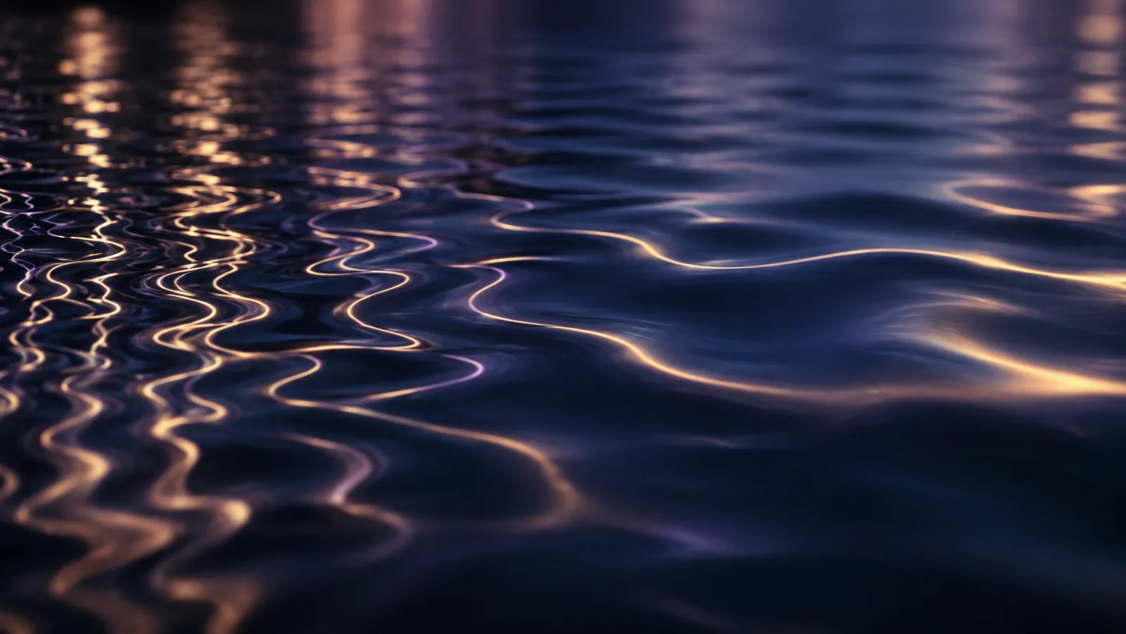 Những vệt sáng dạng sóng trên mặt nước tĩnh, minh hoạ sóng não – glowing wave patterns on still water illustrating brainwaves