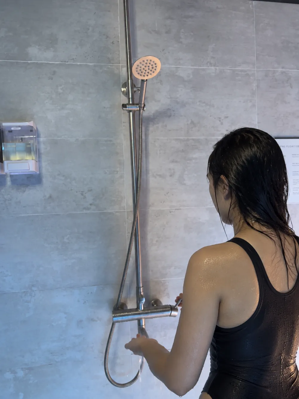 Tắm sạch trước buổi float trong phòng tắm riêng – Showering before the float in the private shower