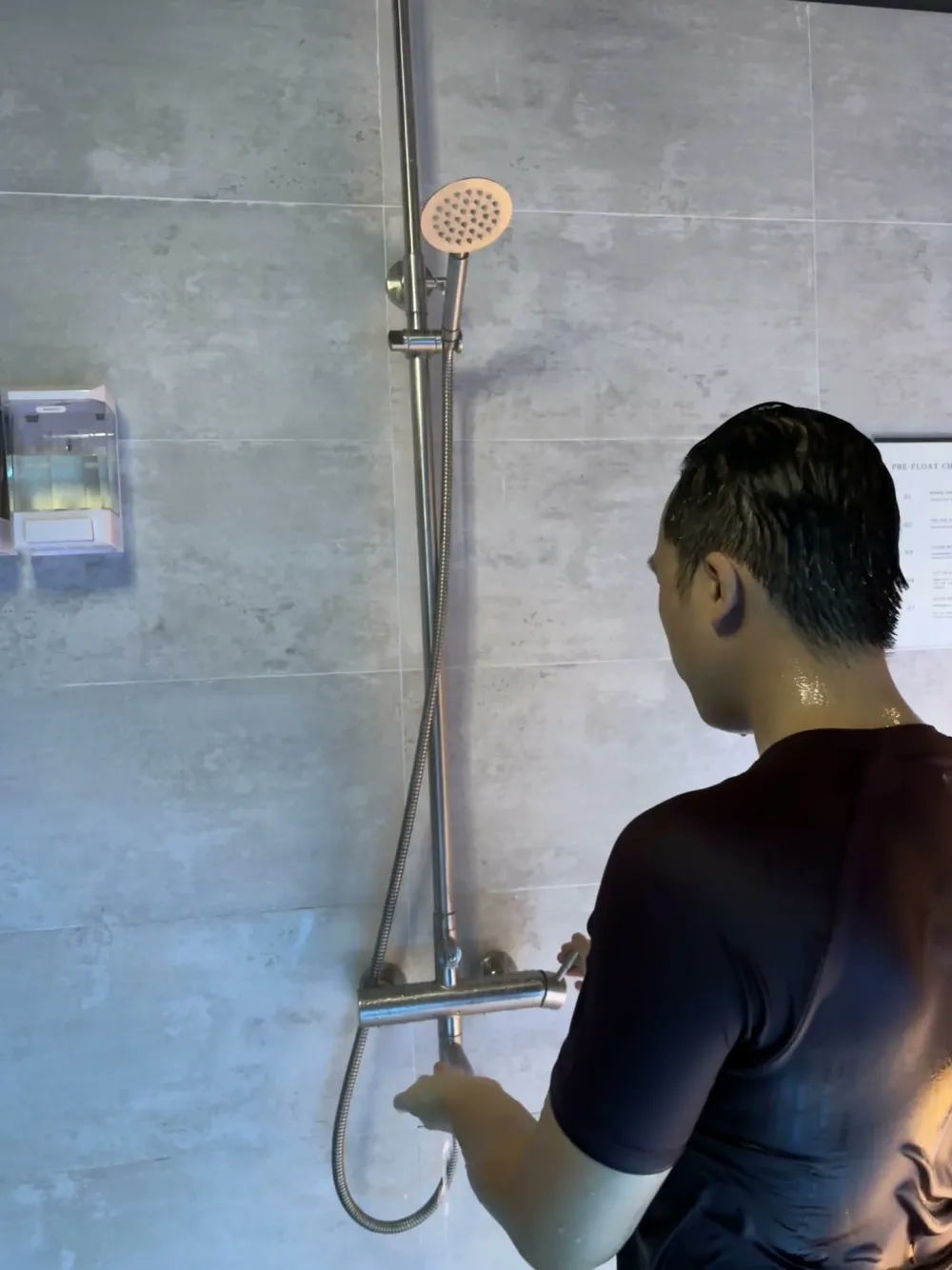 Tắm sạch trước buổi float trong phòng tắm riêng – Showering before the float in the private shower