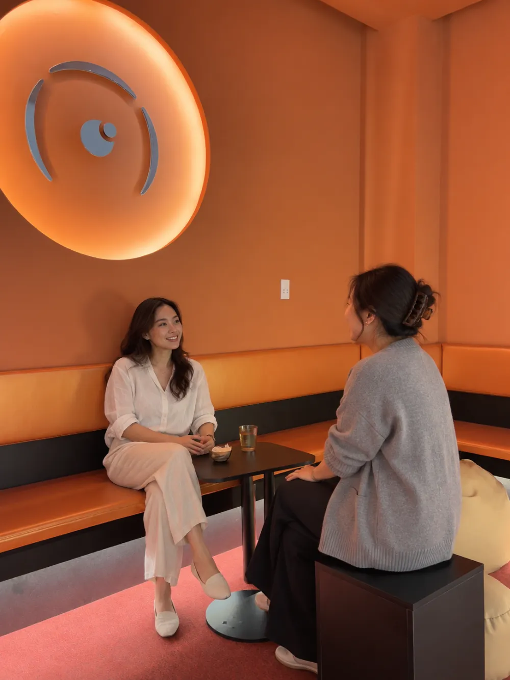 Trò chuyện ở lounge sau buổi float – Chatting in the lounge after a float