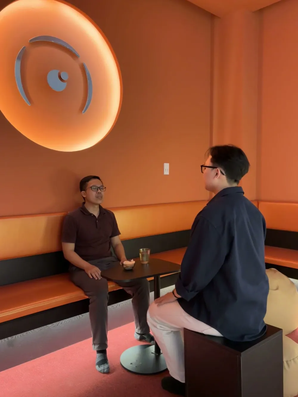Trò chuyện ở lounge sau buổi float – Chatting in the lounge after a float